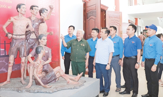 Tiếp lửa truyền thống cách mạng cho thế hệ trẻ