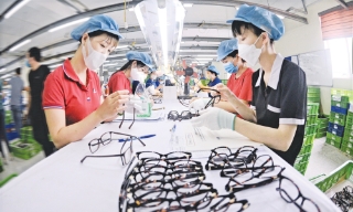 Khí thế thi đua trên công trường, đồng ruộng