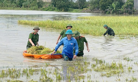 Giữa mưa lũ, “hạt gạo làng ta” thấm đượm tình người