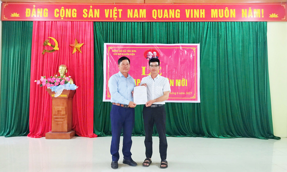 Tân Sơn chú trọng tạo nguồn kết nạp Đảng