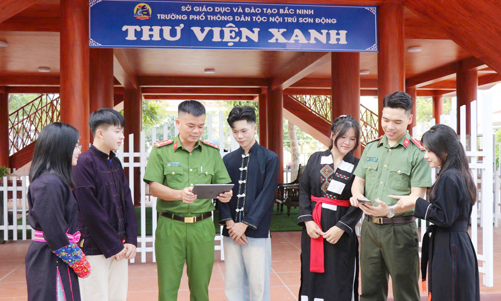  Cảnh giác với bẫy "việc nhẹ, lương cao"