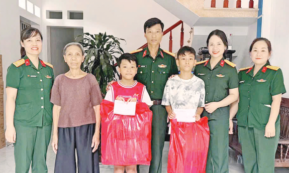 Phụ nữ lực lượng vũ trang tỉnh Bắc Ninh: Vững chuyên môn, giàu nhân ái