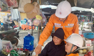 Ngành Điện hỗ trợ người dân cài đặt ứng dụng chăm sóc khách hàng    