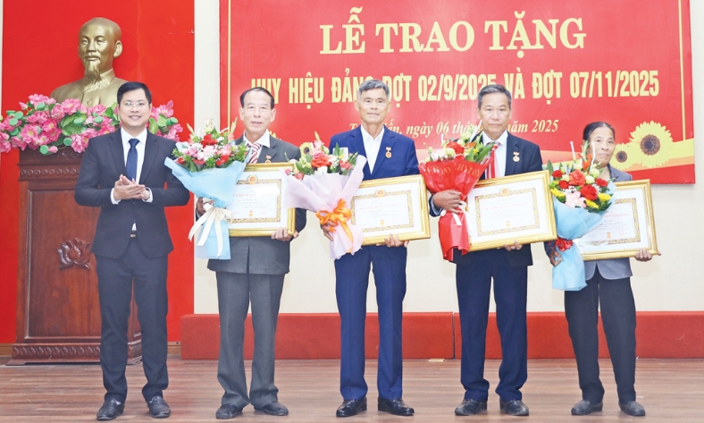  Trao tặng Huy hiệu Đảng: Gửi gắm niềm tin, giữ trọn lời thề