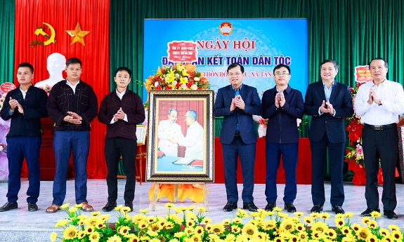 Phó Chủ tịch UBND tỉnh Phan Thế Tuấn dự Ngày hội Đại đoàn kết toàn dân tộc tại xã Tân Sơn