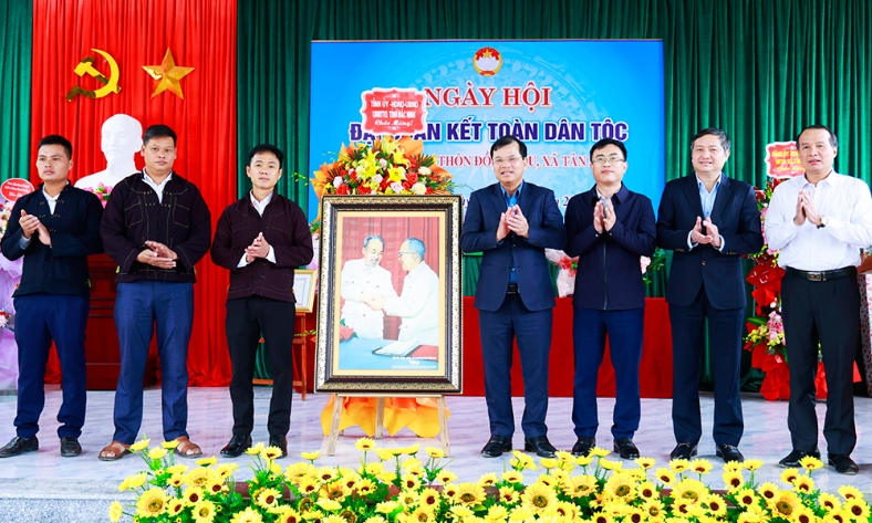  Phó Chủ tịch UBND tỉnh Phan Thế Tuấn dự Ngày hội Đại đoàn kết toàn dân tộc tại xã Tân Sơn