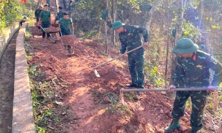 Trung đoàn 2 hành quân dã ngoại giúp Nhân dân xã Tiên Lục và Mỹ Thái