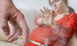 Khói thuốc ảnh hưởng lớn đến sức khỏe thai nhi