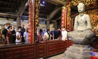 Ứng xử phù hợp  với bảo vật quốc gia