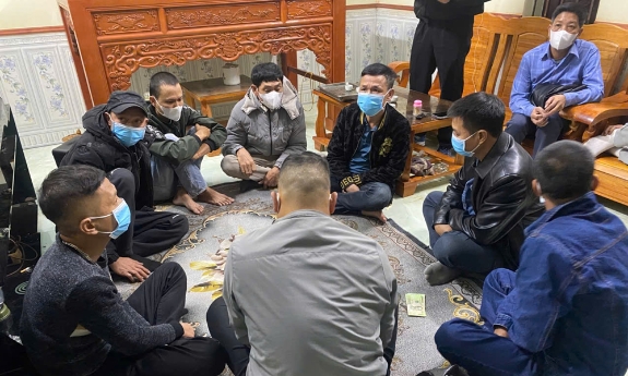 Công an phường Tiền Phong bắt quả tang 1 vụ đánh bạc, tạm giữ 10 đối tượng