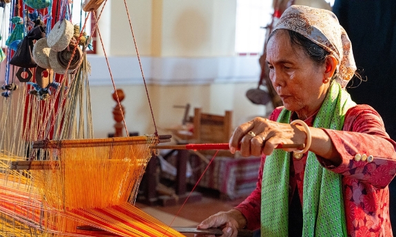 Đưa nghề dệt thổ cẩm vươn xa