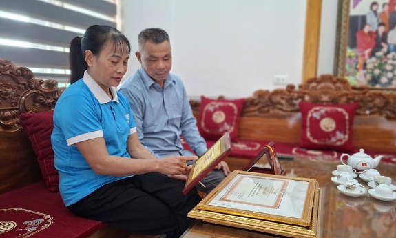 Trao giọt hồng vì sự sống