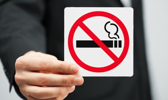 Thuốc lá - Tác nhân âm thầm tàn phá mái tóc