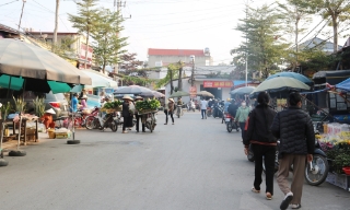 Chợ Cơ khí Chũ: Quản lý yếu, tiểu thương bỏ ra đường