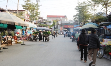  Chợ Cơ khí Chũ: Quản lý yếu, tiểu thương bỏ ra đường