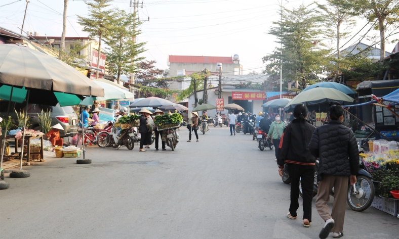  Chợ Cơ khí Chũ: Quản lý yếu, tiểu thương bỏ ra đường