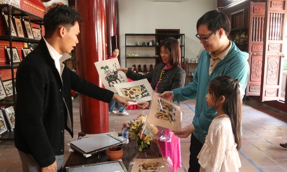 Thung thăng về miền tranh điệp...