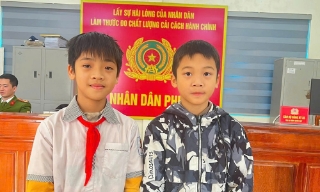 Hai học sinh nhặt được của rơi, trả lại người đánh mất