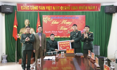  Bộ Chỉ huy quân sự tỉnh Bắc Ninh tặng quà cho người có công, gia đình chính sách, hộ nghèo