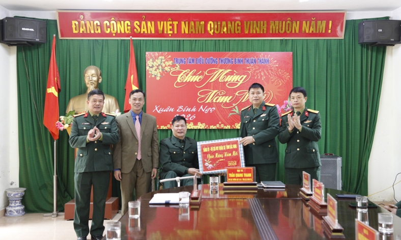  Bộ Chỉ huy quân sự tỉnh Bắc Ninh tặng quà cho người có công, gia đình chính sách, hộ nghèo