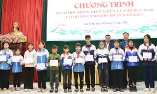 50 học sinh hoàn cảnh khó khăn, hiếu học được nhận học bổng Đinh Thiện Lý