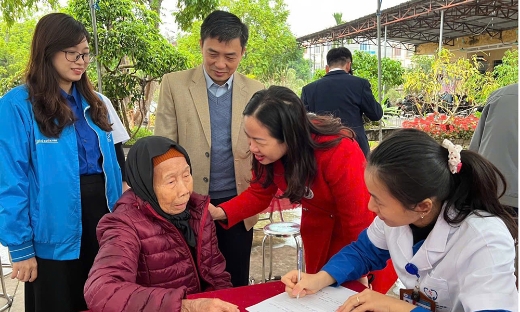 Bắc Ninh: Khám, tư vấn sức khỏe và tặng quà 200 người cao tuổi, hộ nghèo