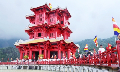  Tháp chuông Hoa Nghiêm, Khu du lịch tâm linh - sinh thái Tây Yên Tử hút khách tham quan