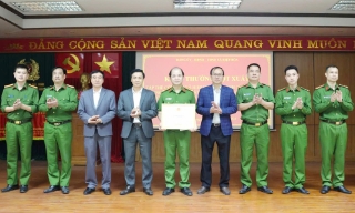 Khen thưởng đột xuất Công an xã Hiệp Hòa triệt phá ổ nhóm sử dụng ma túy