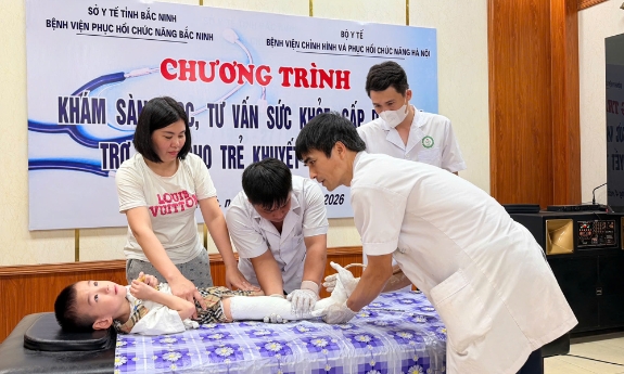 Khám, phân loại và hỗ trợ dụng cụ chỉnh hình cho trẻ em khuyết tật