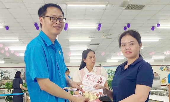 Công ty trách nhiệm hữu hạn Sungwoo Vina: Thiết thực chăm lo cho lao động nữ