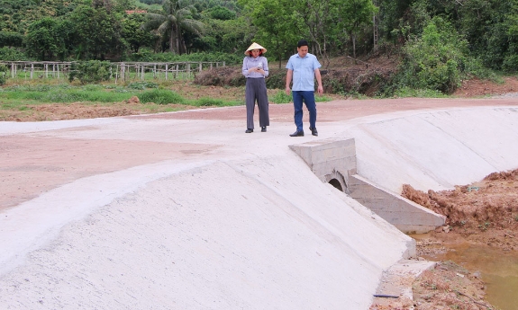 Xã Yên Định xử lý các điểm sạt lở giao thông