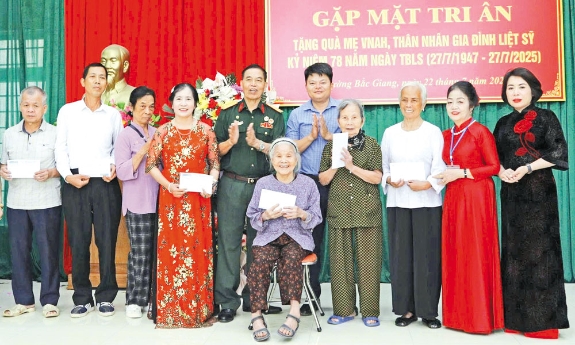 Đảng viên nêu gương, nói đi đôi với làm