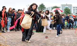 Cười sảng khoái với trò chơi chạy ró làng Guột