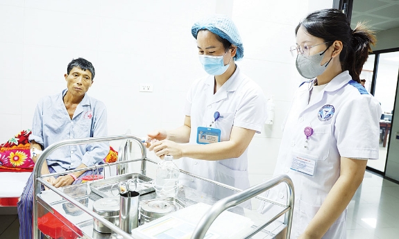 Điều dưỡng Đào Thị Hải hết lòng vì người bệnh