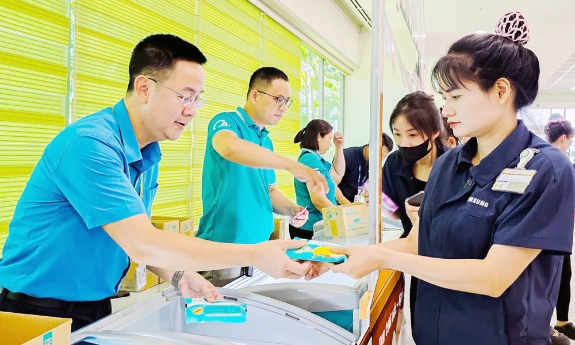 Chăm lo sức khỏe công nhân mùa nắng nóng