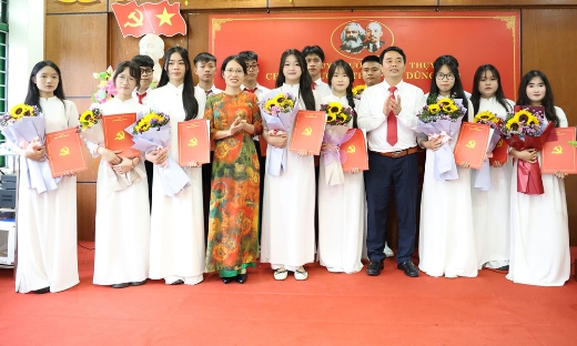 Trường THPT Yên Dũng 3 kết nạp 14 đảng viên