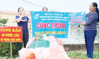 Phụ nữ xã Tân Yên lắp đặt biển cảnh báo, trang bị phao phòng, chống đuối nước