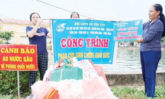 Phụ nữ xã Tân Yên lắp đặt biển cảnh báo, trang bị phao phòng, chống đuối nước