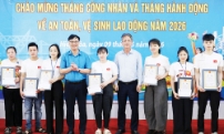 Doanh nghiệp trao thưởng cho công nhân có nhiều sáng kiến