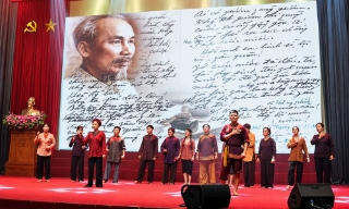 Nghệ sĩ không chuyên làm mới nghệ thuật truyền thống