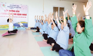 Ấm áp lớp yoga chữa lành tại bệnh viện Đa khoa Bắc Ninh số 2