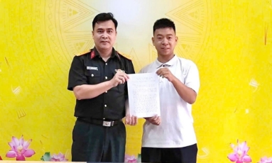  Tuổi trẻ Bắc Ninh hăng hái viết đơn tình nguyện nhập ngũ