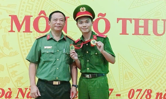 Hạ sĩ Hoàng Như Minh Đức: Chiến sĩ trẻ giành Huy chương Vàng môn võ gậy