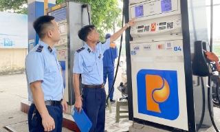 Xăng giảm, vì sao giá hàng hóa chưa giảm?