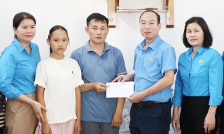 Thăm hỏi, hỗ trợ gia đình nữ đoàn viên không may qua đời
