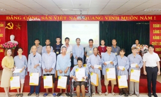 Trao 50 suất quà cho bệnh nhân ung thư