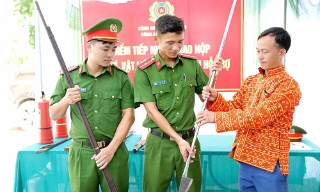Để người dân tự nguyện giao nộp vũ khí