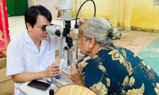 Khám, tư vấn sức khỏe cho người dân vùng ảnh hưởng mưa lũ
