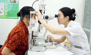 Khám, cấp thuốc miễn phí cho người cao tuổi phường Thuận Thành