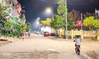 Đường làng lung linh ánh điện